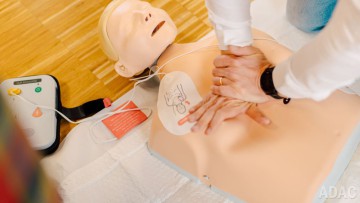 Manko auf deutschen Autohöfen: Lebensrettende Defibrillatoren fehlen reihenweise