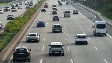 KBA: Preisabstand zwischen Verbrenner und E-Autos schrumpft