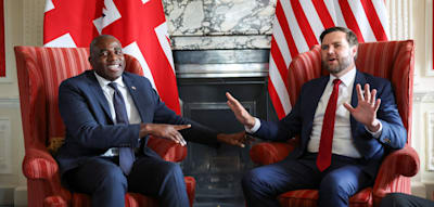 Parallel zu Trump-Putin-Treffen – Westen berät in Großbritannien über Friedensstrategie