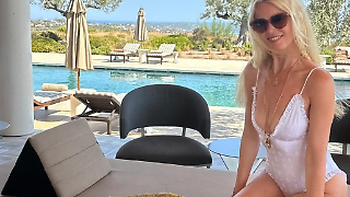 Claudia Schiffer zeigt sich sexy am Pool