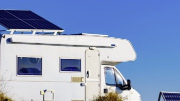 Neues Merkblatt des TÜV-Verbands: Anbau von Solaranlagen an Wohnmobilen
