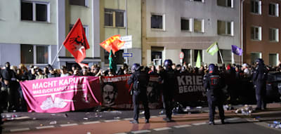 Demo-Teilnehmer versuchten laut Polizei, Einsatzkräften ihre Waffen zu entreißen