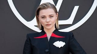 Chloë Grace Moretz heiratet ihre Freundin ganz in Blau