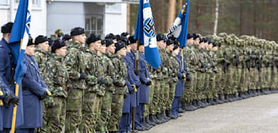 Nato-Soldaten mit Hakenkreuz-Flaggen? Das hat es mit diesen Fotos aus Finnland auf sich
