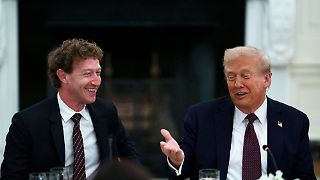 Tech-Bosse schleimen sich im Weißen Haus bei Trump ein