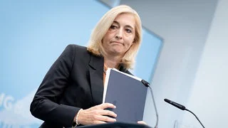 Warken will Kassenbeiträge stabilisieren, steigende Beiträge drohen