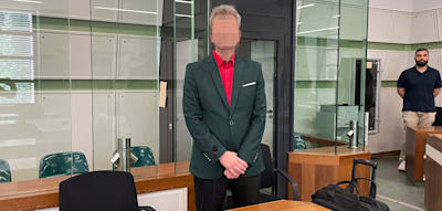 An seine Unterstützer im Publikum gewandt, sagt der Angeklagte: „Können wir uns schon mal merken!“