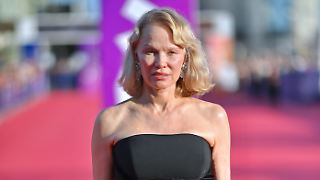 Pamela Anderson kommentiert Turtelei mit Liam Neeson