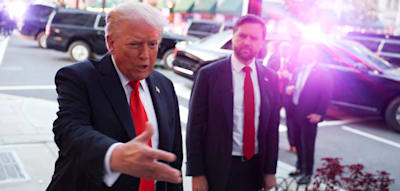 Trump wird bei Restaurant-Besuch von Demonstranten als „Hitler unserer Zeit“ beschimpft
