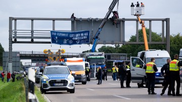 IAA-Proteste: Aktivisten blockieren Autobahnstrecke