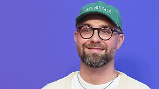 Mark Forster legt Kappe und Brille ab