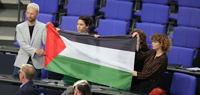 Linken-Abgeordnete posieren mit Palästina-Fahne im Bundestag – und kassieren Rauswurf