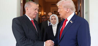 „Niemand kennt sich mit manipulierten Wahlen so gut aus wie er“, sagt Trump und zeigt auf Erdogan