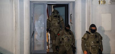 Razzia bei Großfamilie – Spezialeinsatzkräfte durchsuchen Häuser
