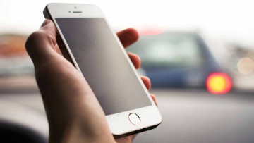 Handy am Steuer: Deutsche fordern mehr Verkehrskontrollen