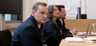 Der wegen Mordes Verurteilte spaziert als freier Mann in den neuen Prozess