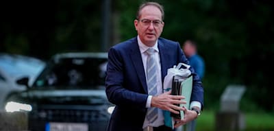 Dobrindt kündigt an, Arbeitsverbote für Asylbewerber zu lockern