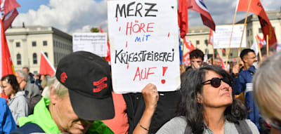 Tausende bei Friedensdemo in Berlin – Stegner kritisiert Rüstungskonzerne