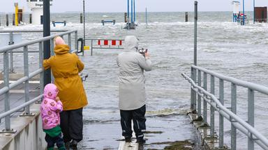 Sturmflutwarnung und Fährausfälle durch Sturmtief