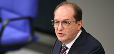 Dobrindt sieht Deutschland als Vorbild bei Migrationswende – Linke verurteilt Haftregeln für Kinder