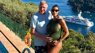 Boris Becker streichelt den Babybauch