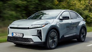 Erste Testrunde mit dem Toyota C-HR+ – schon als Prototyp solide