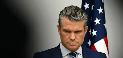 Riss in Cockpit-Scheibe – Flugzeug von US-Pentagonchef Hegseth muss notlanden