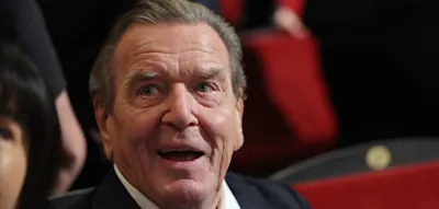 Und dann fragt Gerhard Schröder genervt: „Herr Vorsitzender, können Sie diesen Mist beenden?“