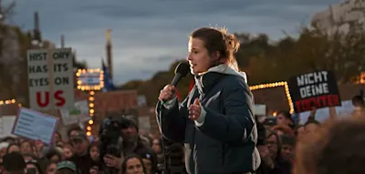 „Wir sind die Töchter“ – Tausende Menschen demonstrieren mit Luisa Neubauer vor CDU-Zentrale