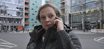 Und dann wird sie verdächtigt, ihrem Latin Lover einen illegalen Ausweis beschafft zu haben