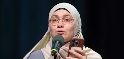 „… nie weiß genug“ – Muslima Ayse Irem ist Deutsche Meisterin im Poetry Slam