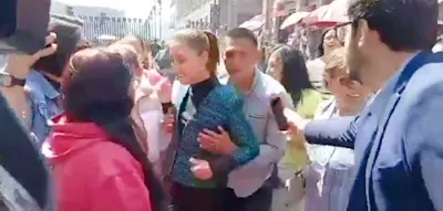 Plötzlich begrapscht der Mann die Präsidentin von hinten