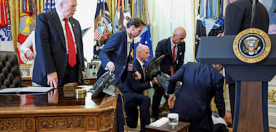 Drama im Oval Office – Mann bricht direkt neben Trump zusammen