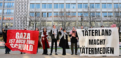 Gaza-Aktivisten belagern ZDF-Hauptstadtstudio und brüllen Parolen