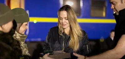 „Drohnen, die Menschen verfolgen und jagen“ – Angelina Jolie entsetzt bei Besuch der Ukraine