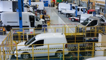 Renault-Entwicklungszentrum für Transporter: Türen öffnen bis die Scharniere wackeln