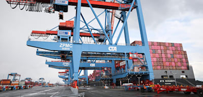 Bei Containerumschlag legt der Hamburger Hafen  deutlich zu