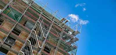 Rekord bei Baugenehmigungen im September – Kritik an „historisch niedriger Fertigstellungen“