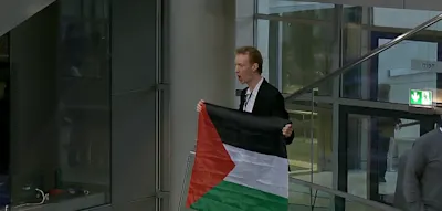 Störer mit Palästina-Flagge bekommt Hausverbot im Bundestag