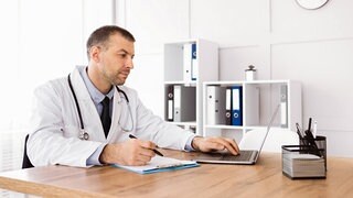 Hausarzt zu Telemedizin: "Wegen Schnupfen 20 Kilometer fahren, muss nicht sein"