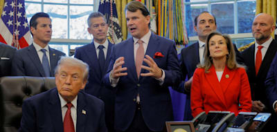 „Leute wollen Benziner“ – Trump lockert Sprit-Vorgaben