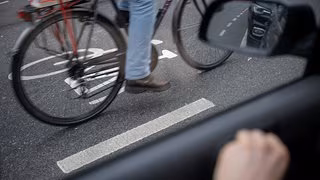 Bundesregierung will Türwarnsysteme für Autos zur Pflicht machen