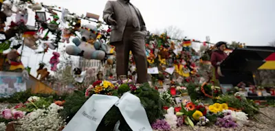 Vor der Lübcke-Statue in Berlin fordert Michel Friedman ein AfD-Verbot