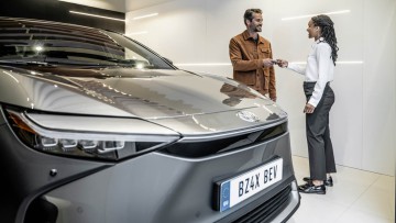 Toyota Versicherungen seit 25 Jahren im Autohaus: Vom analogen Prozess zur vernetzten Mobilit&auml;t