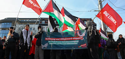 Linke Gruppen demonstrieren gegeneinander &ndash; &bdquo;tats&auml;chlich gro&szlig;e Angst&ldquo;, sagt Linken-Abgeordnete