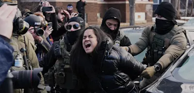 Richter schr&auml;nkt Trumps ICE-Eins&auml;tze ein &ndash; Ermittlungen gegen Gouverneur und B&uuml;rgermeister