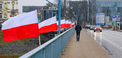 Rechte Aktivisten hissen polnische Flaggen auf Oderbr&uuml;cke