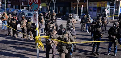 Stra&szlig;enschlachten eskalieren &ndash; ICE-Beamte erschie&szlig;en Mann in Minneapolis