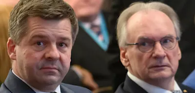 Haseloff &uuml;bergibt an Schulze &ndash; &bdquo;Die Unterschriften habe ich alle in der Akte&ldquo;