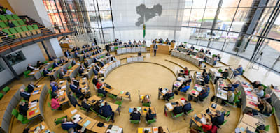 Aus s&auml;chsischem Landtag abgef&uuml;hrt &ndash; Polizei setzt AfD-Politiker J&ouml;rg Dornau fest